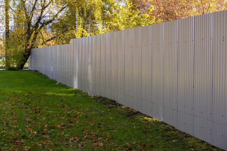 Installation de clôture : guide complet pour délimiter votre jardin