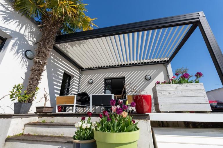 Installer une pergola dans votre jardin, le guide complet