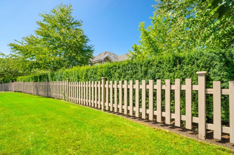 Quel entretien pour une clôture près de Château-Gontier-sur-Mayenne ?
